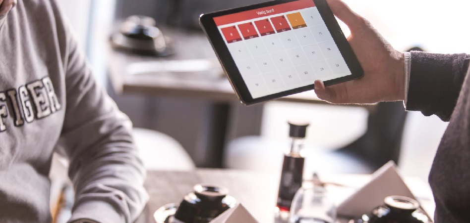 Personas comprando online El nuevo ‘customer journey’ o cómo la digitalización ha cambiado la interacción con el cliente